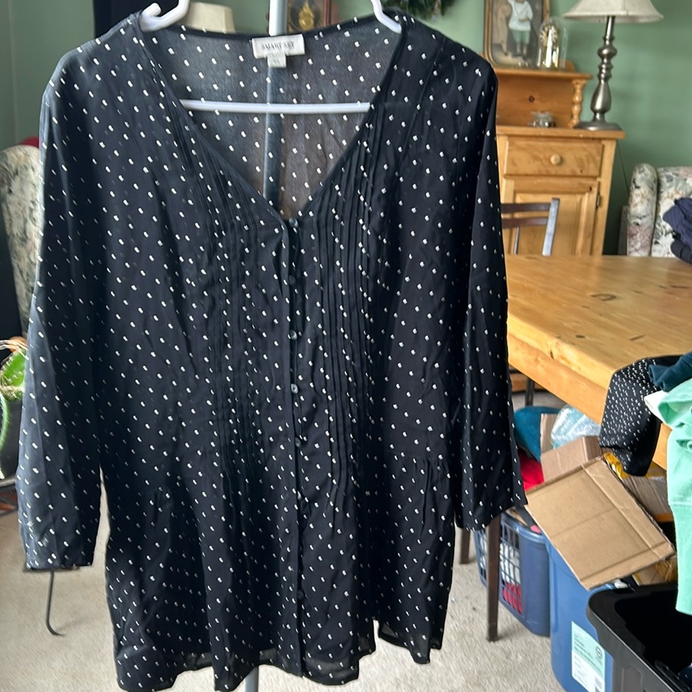 J59.    Large polka dot pleated top